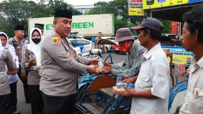 Kapolres Pelabuhan Tanjung Perak Berbagi Takjil dan Sosialisasi Hotline Mudik Polri 110