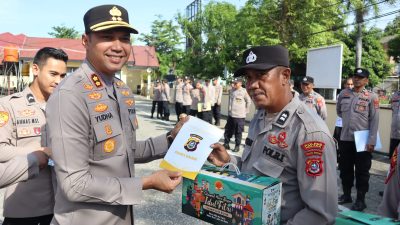 Kapolres Kolaka Bagi-Bagi THR kepada Seluruh Personil