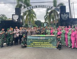 TNI Polri Bagikan Takjil di depan Makodim 0421/LS.
