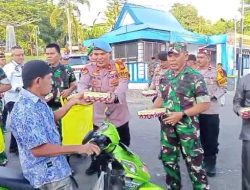 TNI, Polri, dan Forkopimda Soppeng Salurkan Kebaikan Lewat Bagi-Bagi Takjil