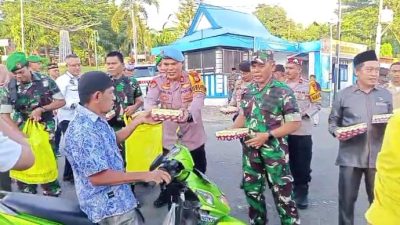 TNI, Polri, dan Forkopimda Soppeng Salurkan Kebaikan Lewat Bagi-Bagi Takjil