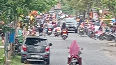 Jelang Berbuka, Jalan Poros Malo Berubah Jadi Surga Kuliner Ramadan