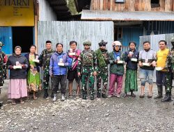 Jumat Berkah, Satgas Yonif 715/Mtl Berbagi Ta’jil Kepada Masyarakat Puncak Jaya