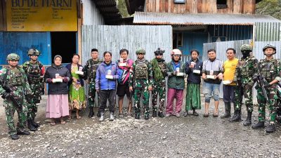 Jumat Berkah, Satgas Yonif 715/Mtl Berbagi Ta’jil Kepada Masyarakat Puncak Jaya