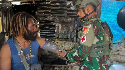 Peduli Masyarakat Pelosok, Satgas Yonif 715/Mtl Aktif Gelar Chek Kesehatan Berkala