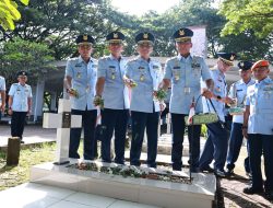 Jelang Peringatan HUT ke-79 TNI AU, Danlanud Sultan Hasanuddin Ziarah di Taman Makam Pahlawan