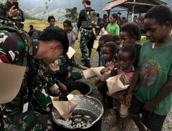 Pererat Tali Silaturahmi, Satgas Yonif 715/Mtl Ajak Masyarakat Puncak Jaya Makan Bersama