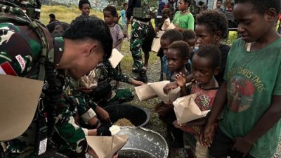 Pererat Tali Silaturahmi, Satgas Yonif 715/Mtl Ajak Masyarakat Puncak Jaya Makan Bersama
