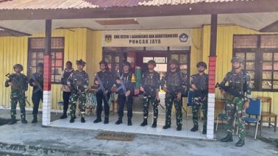 TNI-Polri Bersinergi Menjamin Pelaksanaan Ujian Nasional (UN) Siswa/Siswi SMA di Distrik Mulia Puncak Jaya