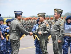 Panglima TNI dan Kasad Terima Wing Kehormatan Penerbang Kelas I TNI Angkatan Udara