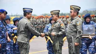 Panglima TNI dan Kasad Terima Wing Kehormatan Penerbang Kelas I TNI Angkatan Udara