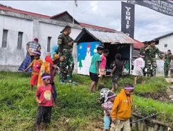 Satgas Yonif 715/Mtl bawa kehangatan Paskah di tengah-tengah masyarakat Puncak Jaya