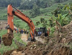 Penanganan Longsor di Jalur Soko-Montong, BPBD Tuban Libatkan PENTAHELIX dan TNI-POLRI