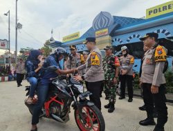 Kapolres Blitar Berbagi Helm Gratis Saat Pantau Arus Balik Lebaran 2025