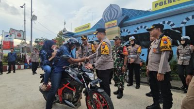Kapolres Blitar Berbagi Helm Gratis Saat Pantau Arus Balik Lebaran 2025