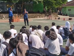 Sosialisasi di SMK N 2 Kalianda, Damkarmat Lamsel Beri Kesadaran akan Bahaya Kebakaran kepada Siswa