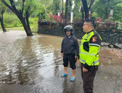 Kapolres Lampung Selatan Tinjau Luapan Air di Kalianda, Himbau Warga Waspada