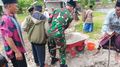 Dukung Pembangunan Rumah Ibadah, Babinsa Koramil 07/Mapurujaya Hadiri Peletakan Batu Pertama Pembangunan Masjid