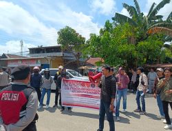 Kantor Lurah dan Camat Barombong Diseruduk Massa, ini Tuntutan Masyarakat!
