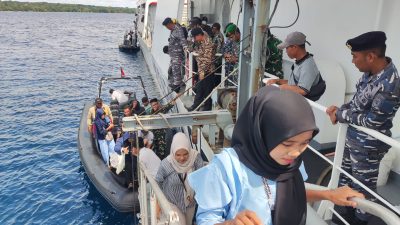 Bakamla RI Bantu Angkut Ratusan Warga dan Logistik Pulau Enggano ke Bengkulu