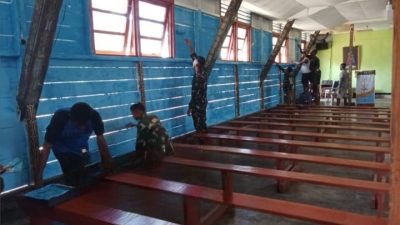 Kemilau Bakti Prajurit di Tanah Perbatasan: TNI Bersama Warga Bergotong Royong Warnai Gereja Kweel