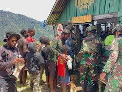 Jalin Keakraban, Satgas Yonif 715/Mtl Bangun Komunikasi Sosial Lewat Makan Bersama Dengan Masyarakat
