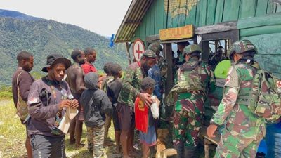 Jalin Keakraban, Satgas Yonif 715/Mtl Bangun Komunikasi Sosial Lewat Makan Bersama Dengan Masyarakat