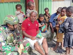 Pererat Silaturahmi, Satgas Yonif 715/Mtl Ajang Sana Ke Kediaman Kepala Dinas Pendidikan Puncak Jaya