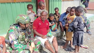 Pererat Silaturahmi, Satgas Yonif 715/Mtl Ajang Sana Ke Kediaman Kepala Dinas Pendidikan Puncak Jaya