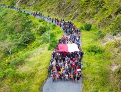 Bersama Masyarakat, Satgas Yonif 715/Motuliato dan Apkam Puncak Jaya Kibarkan Bendera Merah Putih Raksasa di Momen Tanggal 1 Mei 2025