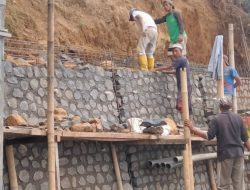 Untuk Memperlancar Akses Warga, Pemerintah Desa Sedaeng Bangun Tembok Penahan Tanah (TPT)