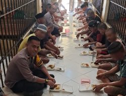 Wujud Kebersamaan, Polisi Makan Siang Bersama Para Tahanan