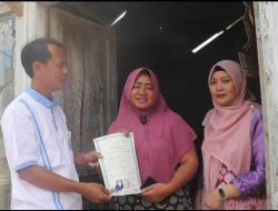 Herwansyah Kepala SMA Negeri 2 Kalianda, Blusukan Secara Door to door Serahkan Ijazah Secara Gratis kepada Alumni