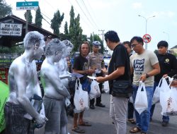 Polisi Peduli, Turun ke Jalan Salurkan Bansos untuk Pekerja Jalanan di Ngawi