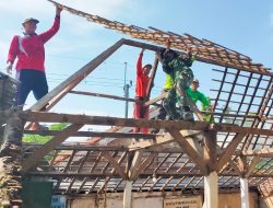 Kompak, Babinsa Kepohbaru Bojonegoro bersama Warga Desa Woro bersih-bersih Lingkungan Balai Desa