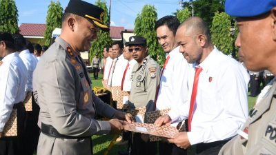 Tingkatkan motivasi dan integritas, Kapolres Bulukumba berikan penghargaan kepada Personel Yang Berprestasi