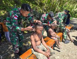 Terapkan Pola Hidup Rapih, Satgas Yonif 715/Mtl Berikan Layanan Potong Rambut Gratis dan Gunting Kuku kepada Masyarakat Puncak Jaya