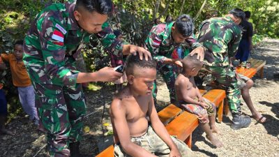 Terapkan Pola Hidup Rapih, Satgas Yonif 715/Mtl Berikan Layanan Potong Rambut Gratis dan Gunting Kuku kepada Masyarakat Puncak Jaya