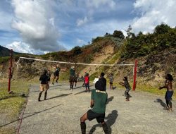 Ajak Hidup Sehat, Satgas Yonif 715/Motuliato Olahraga Bersama Dengan Masyarakat Puncak Jaya