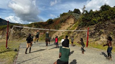 Ajak Hidup Sehat, Satgas Yonif 715/Motuliato Olahraga Bersama Dengan Masyarakat Puncak Jaya