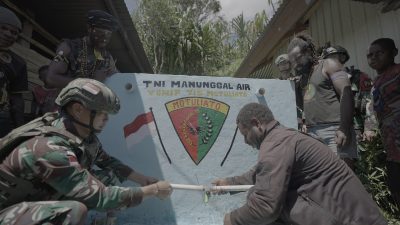 Atasi Kesulitan Warga Pelosok Dapatkan Air Bersih, Satgas Yonif 715/Motuliato Bangun Bak Penampungan Air