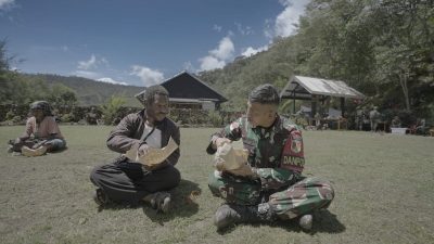 Jumat Berkah, Satgas Yonif 715/Mtl Ajak Masyarakat Kp.Tinolok Makan Bersama