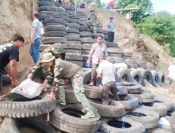 Babinsa Koramil Padangan Bojonegoro dan Warga Bangun Tanggul Darurat