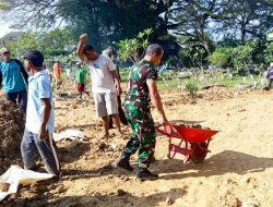 Bersama Warga Tlumbung, Babinsa Sumberrejo Bojonegoro Bersih-Bersih Area Makam