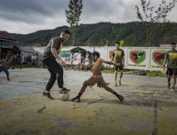 Kembangkan Bakat Anak Papua Sejak Dini, Satgas Yonif 715/Mtl Ajak Bermain Sepakbola