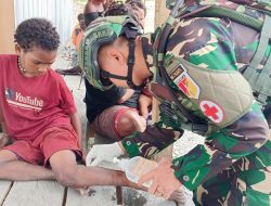 Bentuk Nyata Kepedulian, Satgas Yonif 715/Mtl Berikan Pelayanan Kesehatan Dengan Cinta