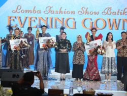 Tuban Juara Fashion Show Bojonegoro Wastra Batik Festival 2025, Angkat Tema Bahari