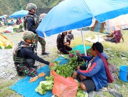 Gairahkan Ekonomi Lokal, Satgas Yonif 715/Mtl Borong Hasil Tani