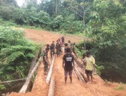 Satgas Yonif 126/KC Bersama Warga Gotong Royong Perbaiki Jembatan Menuju Kampung Wametkapa