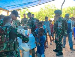 Satgas Yonif 126/Kala Cakti Pos Kombut Berbagi Sembako dan Hangatkan Suasana Lewat Makan Bakso Bersama Warga